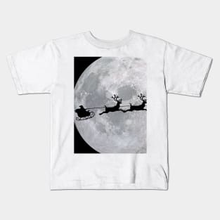 Santa and his sleigh flying across the moon at Christmas time! Kids T-Shirt